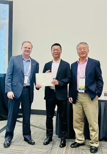Jiansong Chen receiving the AIChE Forest Bioproduct Division Graduate Student Award